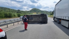 STRAŠAN UDES NA AUTO-PUTU MILOŠ VELIKI Od siline udara kombi se prevrnuo!