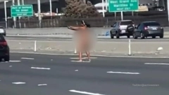 GOLA ŽENA PUCA NA AUTO-PUTU Vikala na obližnje vozače, pa izvadila pištolj (VIDEO)