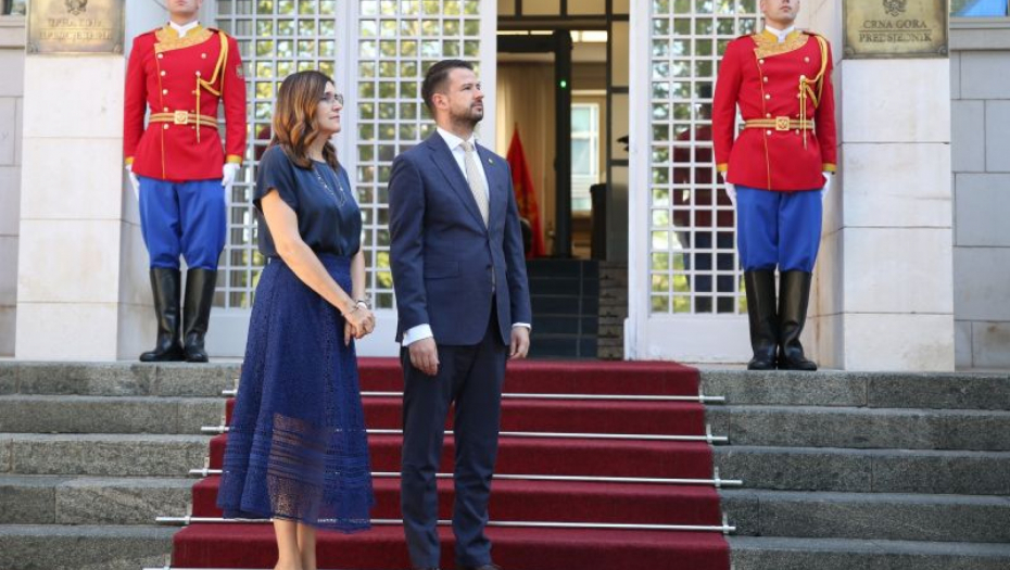 ISPRED ZGRADE PREDSEDNIKA PODIGNUTA NJIHOVA ZASTAVA! Milatović: "Podsetnik svima gde pripada Crna Gora" (FOTO)