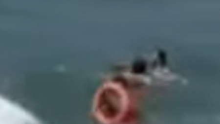 VETAR IH JE UDALJAVAO OD OBALE, JEDVA SU IZVUKLE ŽIVU GLAVU Drama na plaži u Grčkoj(VIDEO)
