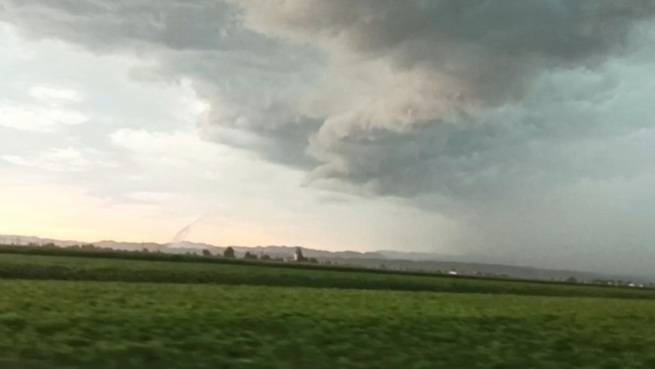 SNIMLJEN TORNADO U KOMŠILUKU Razorno nevreme poharalo Sloveniju