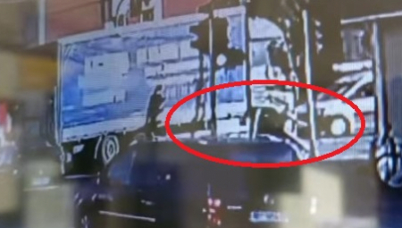 OBOREN BICIKLISTA U CENTRU SURČINA Kamere snimile nesreću, kamion ga pokupio u krivini