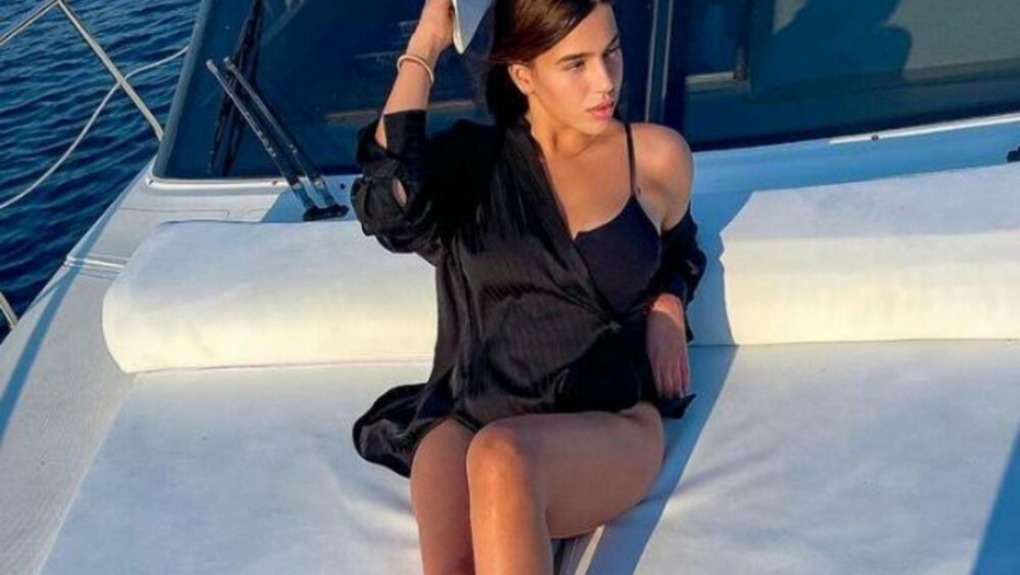 PROCURILE GOLIŠAVE FOTKE ĆERKE ZDRAVKA ČOLIĆA Skinula se Una i pokazala čime raspolaže, pevač nemoćan! (FOTO)