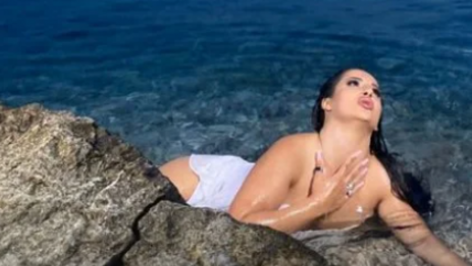 BIVŠA ZADRUGARKA KAO OD MAJKE ROĐENA! Potpuno gola u moru, opustila se sa zauzetim muškarcem! (FOTO)