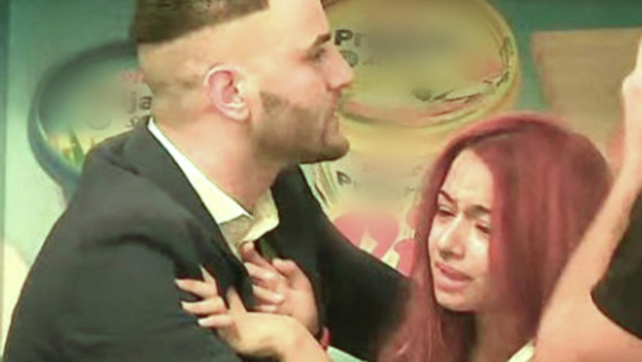 HOĆE DA SEDI NA DVE STOLICE Palčicin bivši tvrdi da ga je obmanula da bi je vodio na more, i dalje je s Petrućijem