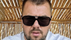 JANJUŠ UHVAĆEN U AKCIJI NA MORU Kupio ćerki 47 sladoleda, pa otišao u noćni provod, s njim je i Sloba Radanović