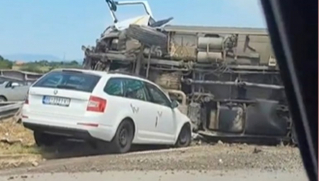 TEŠKA SAOBRAĆAJKA KOD NIŠA Prevrnuo se kamion, automobil u punoj brzini naleteo na njega (VIDEO)