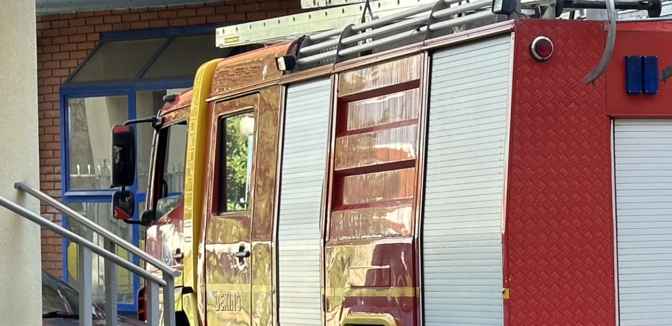 CRNI DIM PREKRIO ULICU U RAKOVICI! Na terenu dve vatrogasne ekipe, očevici izneli detalje