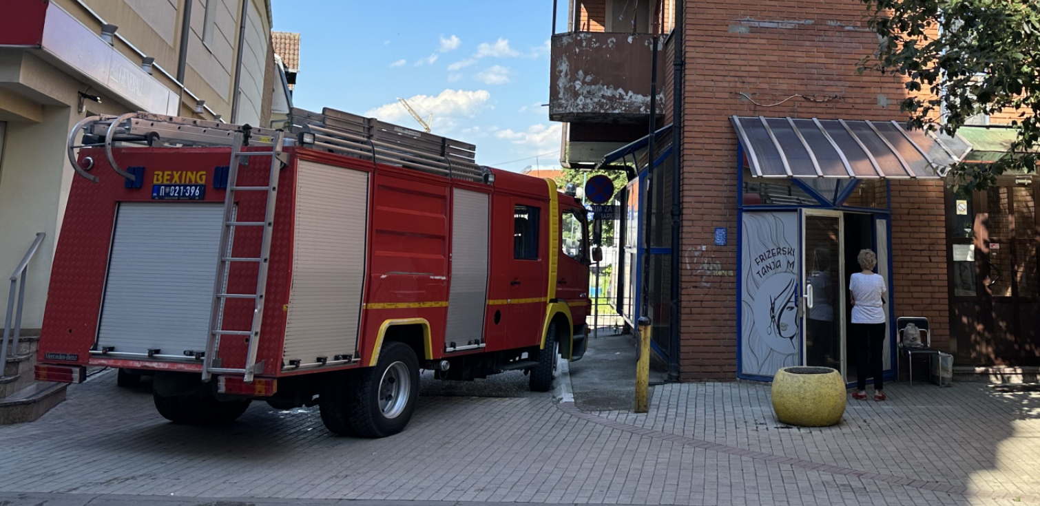 DRAMA U BARAJEVU! Gori krov zgrade, vatrogasci se bore sa buktinjom (FOTO)