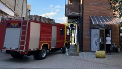 DRAMA U BARAJEVU! Gori krov zgrade, vatrogasci se bore sa buktinjom (FOTO)