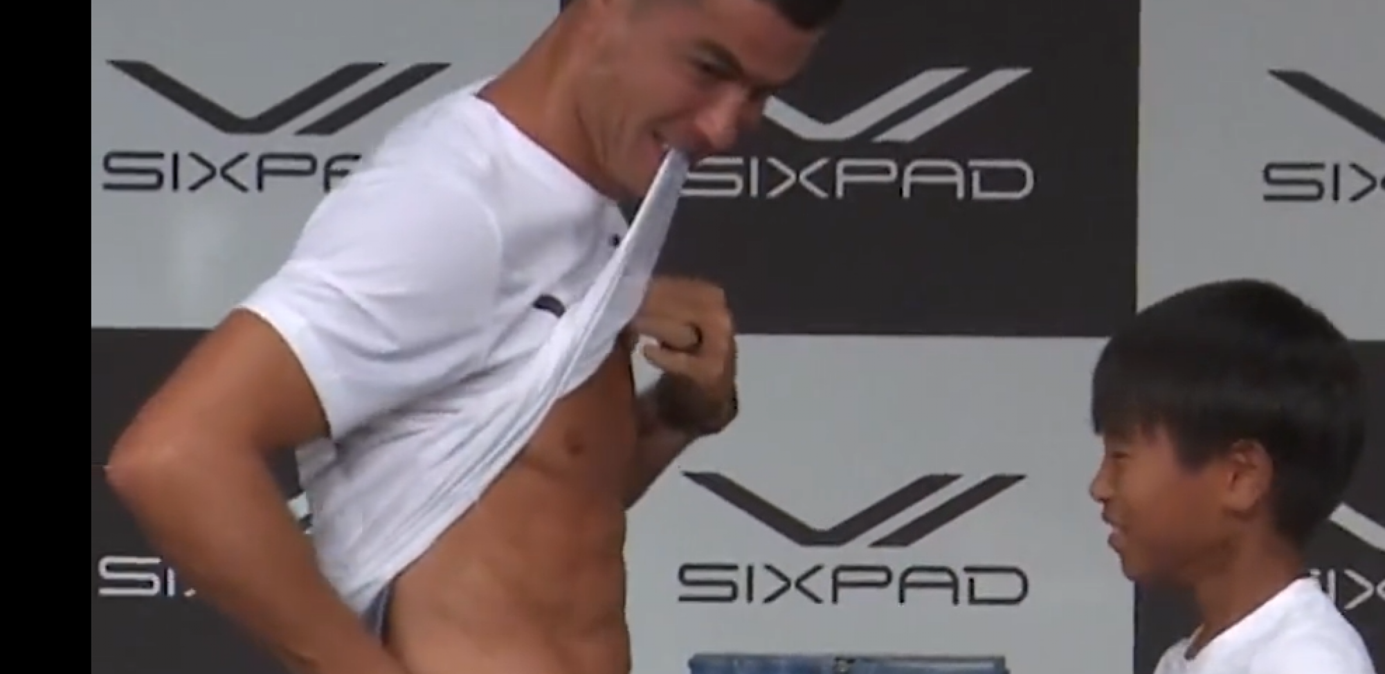 DEČAK U NEVERICI Zamolio Ronalda da mu pokaže trbušnjake a onda ostao zabezeknut