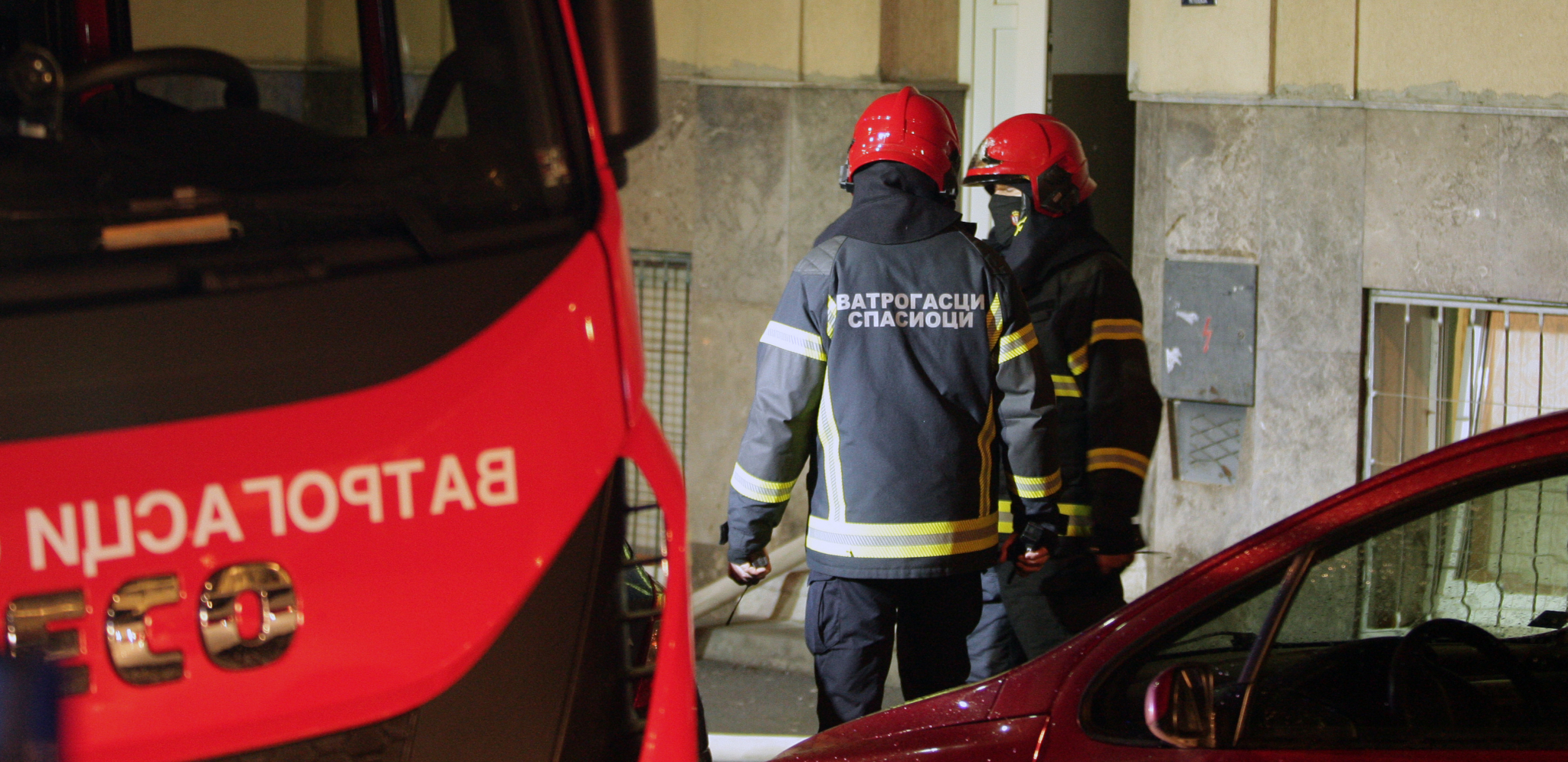 DRAMA U VETERNIKU Čovek visi na krovu, akcija spasavanja u toku