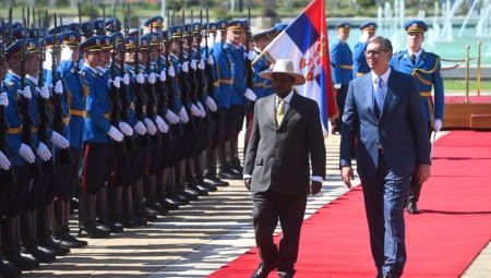 PREDSEDNIK VUČIĆ SA PREDSEDNIKOM UGANDE Ministar Jovanović podelio snimke svečanog dočeka (FOTO)