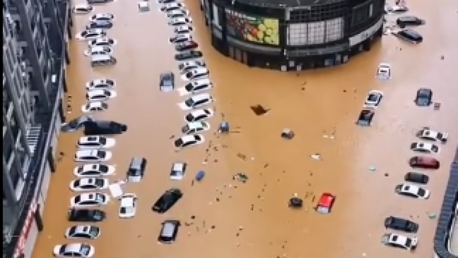 DRAMATIČNA SCENA! AUTOMOBILI PLUTAJU POSRED ULICE Tajfun Doksuri izazvao haos u Kini (VIDEO)