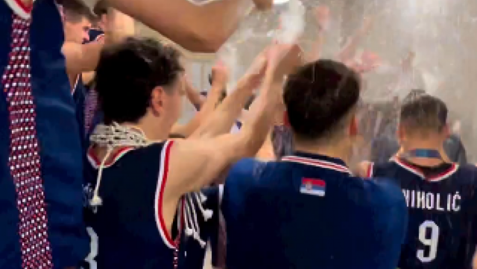LUDNICA U SVLAČIONICI Ovako su "orlići" slavili zlato, "kupanje" za trenera (VIDEO)