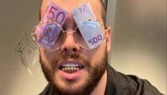 KUPIO TRON OD 15.000 EVRA! Adam Adaktar ne prestaje da šokira, sedi u pozlaćenoj stolici iz Vatikana