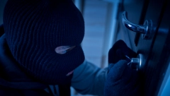 DETE UKRALO 90.000 DINARA U BOGATIĆU Ušao u prodavnicu, izneo novac iz kase i pobegao