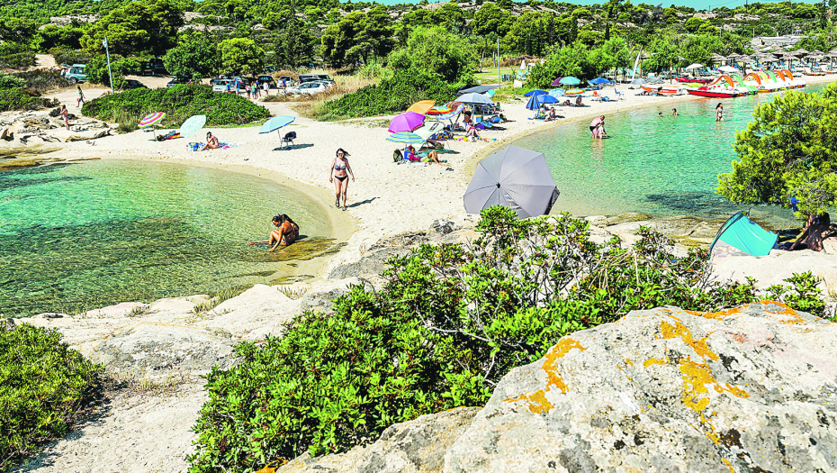 DERU! ZA 10 DANA 200 EVRA SAMO ZA LEŽALJKE U GRČKOJ: Ulaz na plažu 15 evra, obavezna konzumacija hrane i pića 20 evra