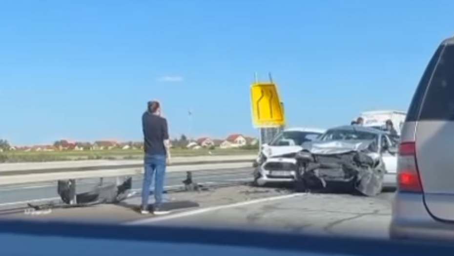 STRAVIČAN UDES NA AUTO-PUTU BEOGRAD - NOVI SAD Delovi rasuti na sve strane, u sudaru učestvovalo više vozila (VIDEO)