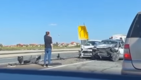 STRAVIČAN UDES NA AUTO-PUTU BEOGRAD - NOVI SAD Delovi rasuti na sve strane, u sudaru učestvovalo više vozila (VIDEO)