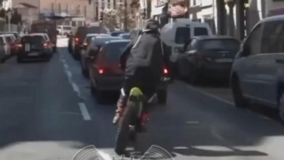 AKROBACIJA ZA NEVERICU Motociklista šokirao vozače automobila (VIDEO)