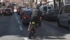 AKROBACIJA ZA NEVERICU Motociklista šokirao vozače automobila (VIDEO)