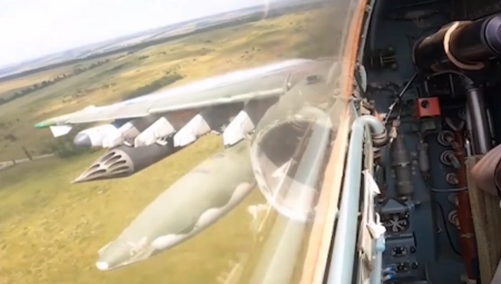 UNIŠTENA NATO OKLOPNA VOZILA Ruski piloti u niskom letu zadali snažne udarce Ukrajincima