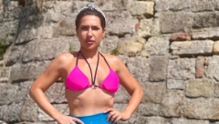 GLEDAOCI ZANEMELI KADA SU UGLEDALI JOVANU JEREMIĆ: Voditeljka pokazala gole noge, dubok šlic otkrio i više nego što treba (FOTO)