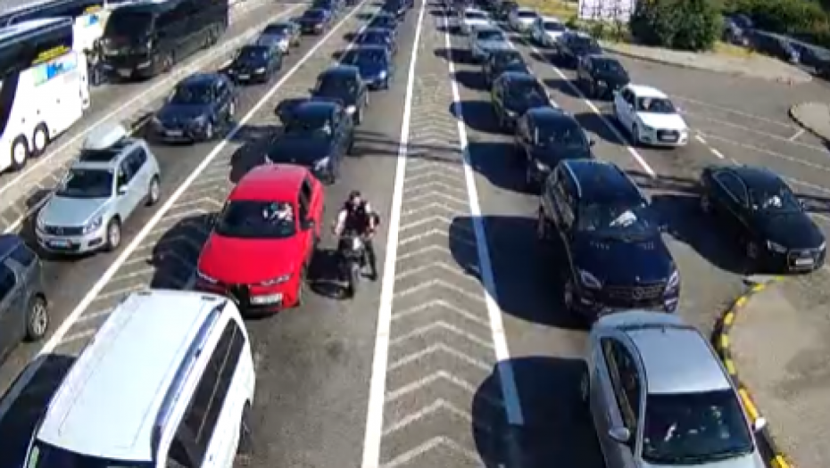 GUŽVANJAC NA GRANIČNIM PRELAZIMA, TERETNJACI ČEKAJU DVA SATA! Evo šta da očekuju kamiondžije!