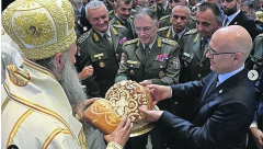 PATRIJARH PORFIRIJE POKLONIO IKONU SVETOG DESPOTA STEFANA VISOKOG Prvi put Vojska Srbije obeležila krsnu slavu