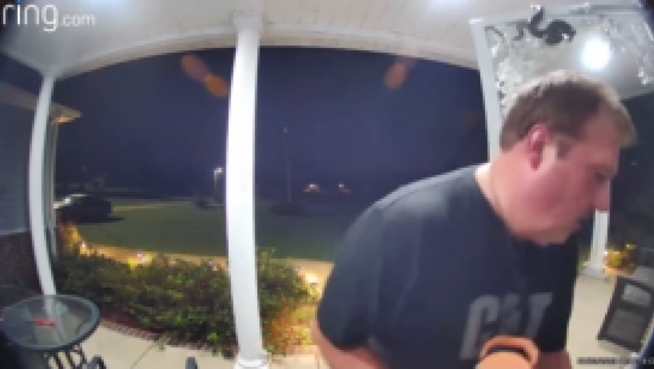 JEZIVA SCENA! Zmija ujela čoveka za glavu, popela se na vrata pa vrebala trenutak (VIDEO)