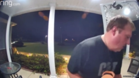JEZIVA SCENA! Zmija ujela čoveka za glavu, popela se na vrata pa vrebala trenutak (VIDEO)