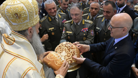 VOJSKA SRBIJE PRVI PUT OBELEŽILA KRSNU SLAVU Kum bio Vučević, a domaćin general Mojsilović