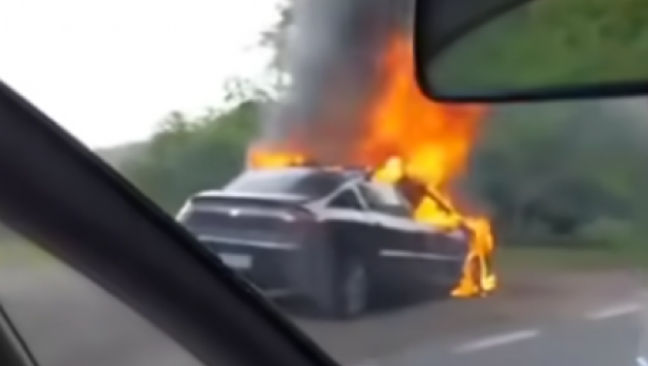 DRAMA NA IRIŠKOM VENCU Automobil potpuno izgoreo (VIDEO)