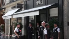 RADNIKE DRŽALI KAO TAOCE Oružana pljačka luksuzne zlatare u Parizu, odneli plen vredan više od 10 miliona evra (VIDEO)