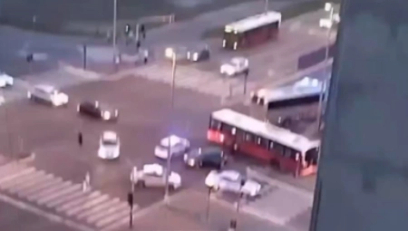 U 20:05 JE OBOREN MOTOCIKLISTA "Dečko se ne pomera"... Ovo je na prometnoj raskrsnici