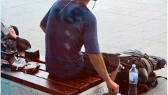 KAD JE STRANAC ONDA JE SNALAŽNJIV, A KAD JE SRBIN ONDA JE SELJAČINA Fotka turiste na aerodromu Crnoj Gori zapalila mreže