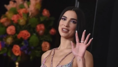 KONTROVERZNA ALBANKA OPET U SKANDALOZNOM IZDANJU Ono što je Dua Lipa ponela nazivaju "vrećom za boks", pljušte prozivke