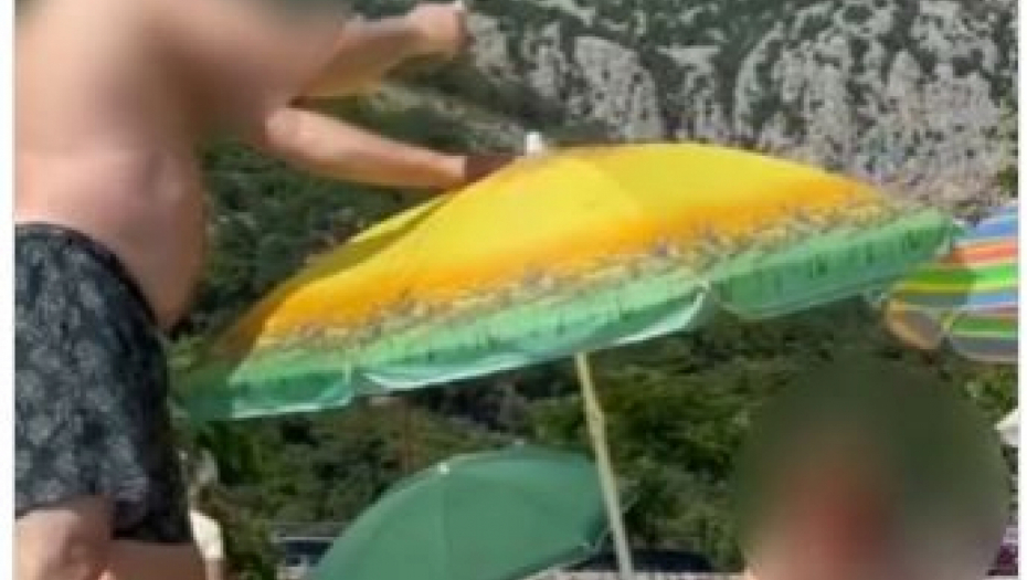 POSTAVLJANJE SUNCOBRANA NA CRNOGORSKI NAČIN: Ljudi u šoku gledali čoveka sa čekićem (VIDEO)