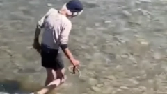 ŠOKANTAN SNIMAK IZ BIH Žarko živi u pećini i golim rukama hvata zmije po reci, ljudi u neverici gledali i snimali nesvakidašnji prizor (VIDEO)