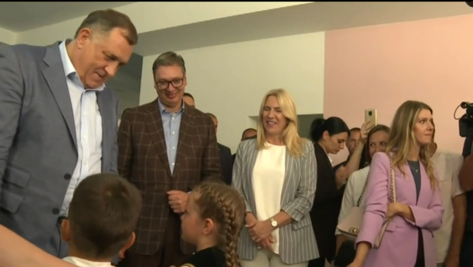 MALIŠANI OBRADOVALI PREDSEDNIKA Pevali su mu pesmu, i dali poseban dar, premijerka dobila buket