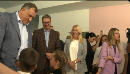 MALIŠANI OBRADOVALI PREDSEDNIKA Pevali su mu pesmu, i dali poseban dar, premijerka dobila buket