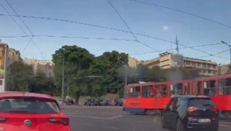 NA SLAVIJI ISPAO KARAMBOL Otpao kabl, autu u vožnji izlomljena stakla