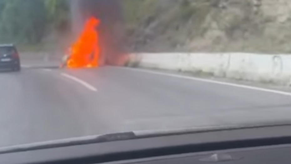 POŽAR KOD NOVOG PAZARA Automobil potpuno izgoreo u plamenu (VIDEO)