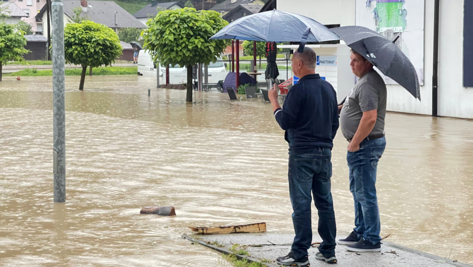 PREDLOŽENA EVAKUACIJA STANOVNIŠTVA Sloveniju pogodilo jako nevreme