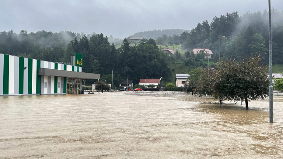 VOJSKA NA TERENU Najmanje troje mrtvih u nevremenu u Sloveniji, očekuje se nova oluja