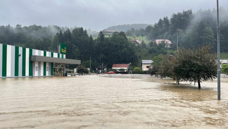 VOJSKA NA TERENU Najmanje troje mrtvih u nevremenu u Sloveniji, očekuje se nova oluja