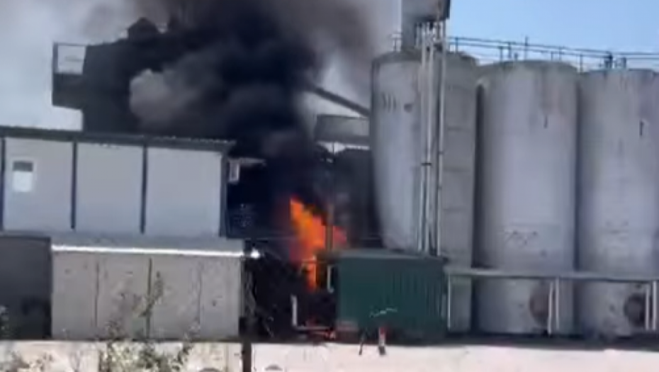 GORI FABRIKA Veliki požar u Dobanovcima (VIDEO)