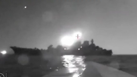 DRONOM POGOĐEN VELIKI RUSKI RATNI BROD! Objavljen snimak ukrajinskog udara (VIDEO)