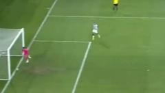 PA, OVO JE URNEBESNO Fudbalski svet ovo ne viđa svaki dan: Gol o kojem će se dugo pričati (VIDEO)